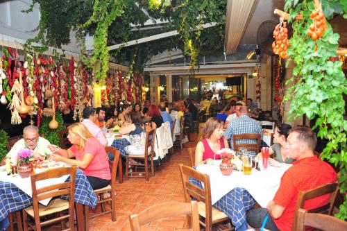 Restaurant, Mithos Apartments in Nea Kidonia