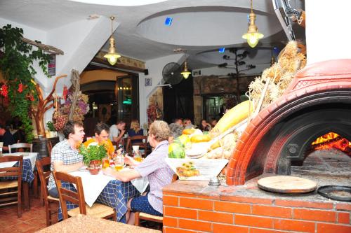 Restaurant, Mithos Apartments in Nea Kidonia