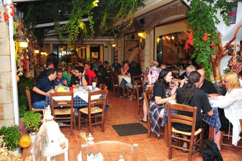 Restaurant, Mithos Apartments in Nea Kidonia