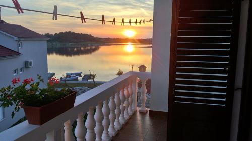 Studio Apartment with Balcony and Sea View