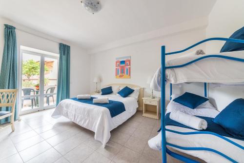 Standard Quadruple Room image 4