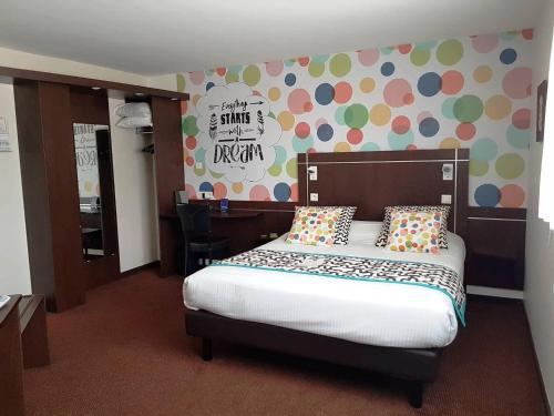 1 queen bed, 1 sofa bed