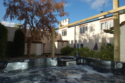 Garden, The East Wing at Rufford Park Lodge, Hot Tub Retreat in Rufford (Nottinghamshire)