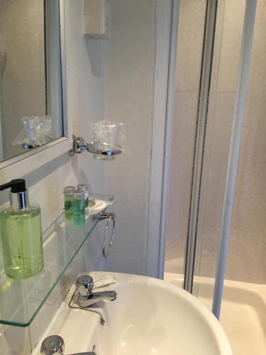 Melbourne Guest House - image 4