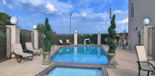 貝斯特韋斯特普拉斯南園酒店及套房 (Best Western Plus Southpark Inn & Suites) in 泰勒