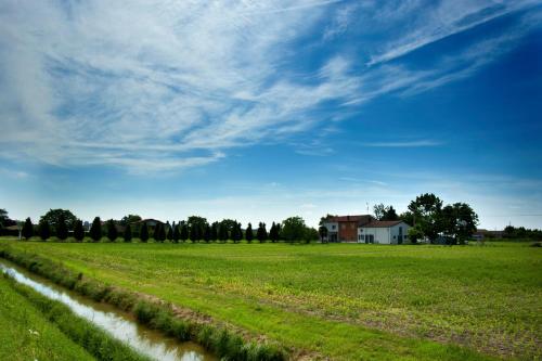 Il Giardino Di Rebecca Ideally located in the prime touristic area of Ferrara, Il Giardino Di Rebecca B&B promises a relaxing and wonderful visit. The hotel offers a wide range of amenities and perks to ensure you have a gr