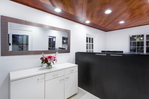 Howard Johnson By Wyndham Berkeley - image 2
