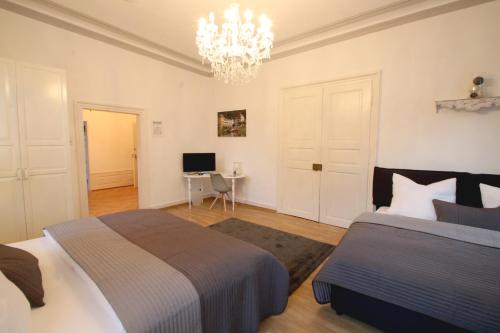 2 queen beds, 1 double bed