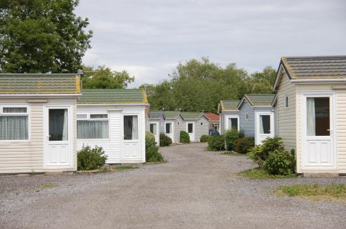 Warrens Village Motel and Self Catering - Accommodation - Clevedon