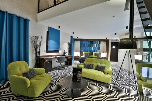 1 king bed, 1 double bed, 1 twin bed