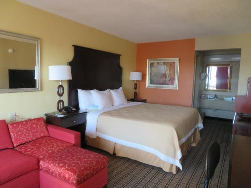 Days Inn by Wyndham Blytheville - image 5