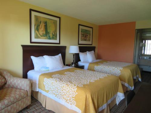 Days Inn by Wyndham Blytheville - image 8