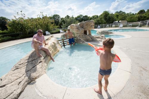 Swimming pool, Camping Du Port De Plaisance in Peronne