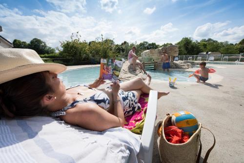 Swimming pool, Camping Du Port De Plaisance in Peronne