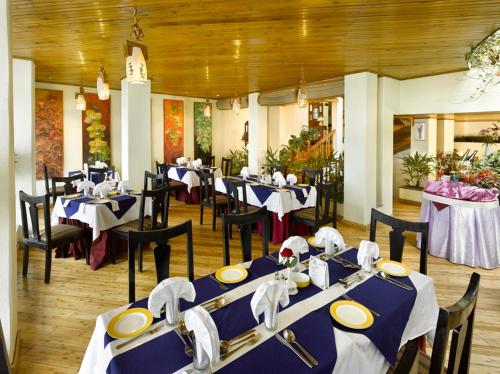 ห้องอาหาร, Central Heritage Resort & Spa (Formerly Fortune ITC Resort)  - The Mall Road  in ดาร์จีลิ่ง