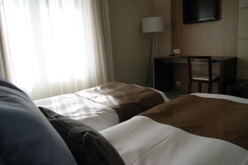 2 twin beds