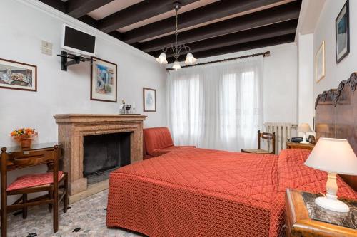 1 queen bed, 1 twin bed