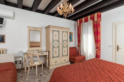 1 queen bed, 2 twin beds
