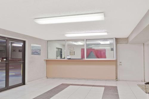 Days Inn by Wyndham Downtown-Nashville West Trinity Lane - image 3