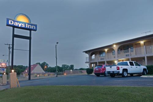Days Inn by Wyndham Downtown-Nashville West Trinity Lane - image 5