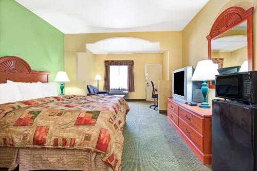 Super 8 by Wyndham Nashville Near Downtown / I-40 - image 8