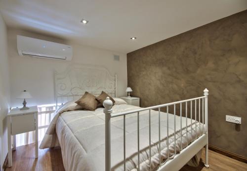 Centrally located Valletta 2-bedroom Loft - image 3