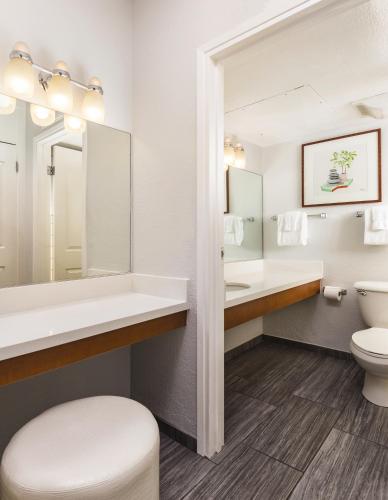 WorldMark Palm Springs WorldMark Palm Springs is conveniently located in the popular Palm Springs City Center area. Featuring a satisfying list of amenities, guests will find their stay at the property a comfortable one. Se