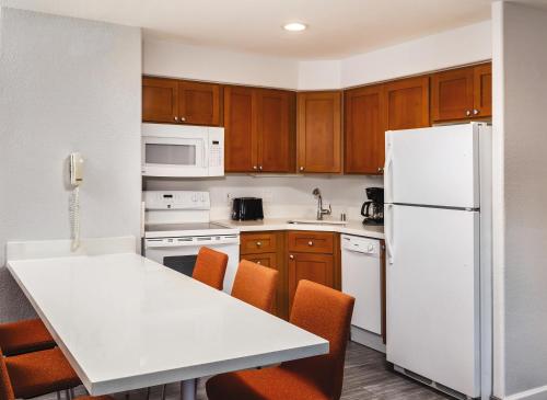 Two-Bedroom Condo image 5