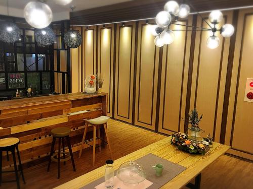 Pub/salon, Master Chitow Hostel in Kaohsiung