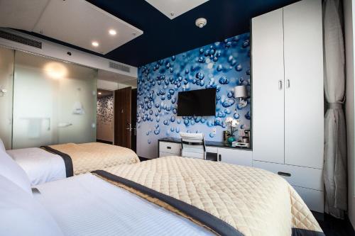 2 double beds