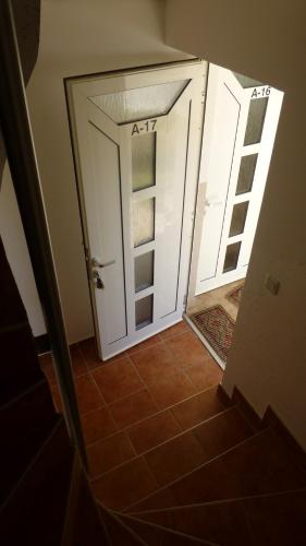 2 bedrooms, 3 beds