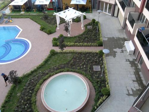 Admiral Plaza Apartments - image 2