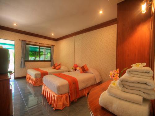 Samroiyod Holiday Resort (SHA Extra Plus) near Phrayanakorn Cave and Leam Sara Beach
