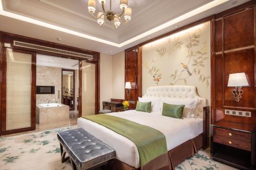 Ramada Plaza Qiandeng Kunshan Ramada Plaza Qiandeng Kunshan is a popular choice amongst travelers in Kunshan, whether exploring or just passing through. Both business travelers and tourists can enjoy the propertys facilities and 