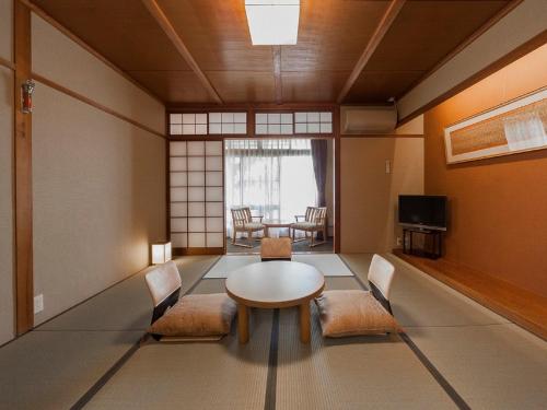 Japanese Style Quadruple Room with Shared Bathroom