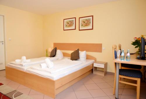 Crown Hotel - main image