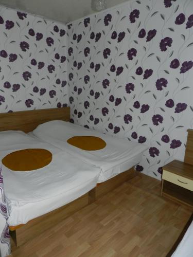 1 queen bed, 1 twin bed, 1 sofa bed