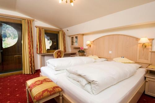 1 king bed, 1 sofa bed