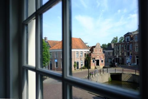 View, Huisje aan de gracht in Franeker