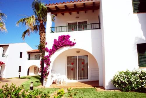 Apartamentos Vistapicas Apartamentos Vistapicas is a popular choice amongst travelers in Cala En Blanes, whether exploring or just passing through. The property features a wide range of facilities to make your stay a pleasan