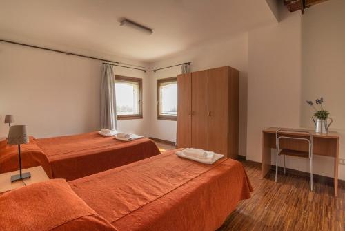 1 queen bed, 2 twin beds