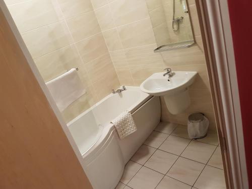 Sutherlands Hotel - image 6