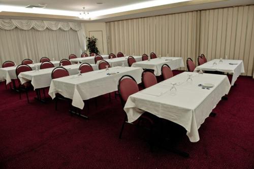 Centrepoint Motor Inn Stop at Centrepoint Motor Inn to discover the wonders of Rockhampton. Featuring a satisfying list of amenities, guests will find their stay at the property a comfortable one. Service-minded staff will