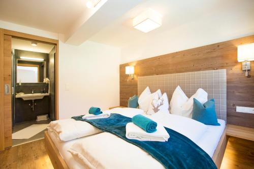 1 queen bed, 1 sofa bed