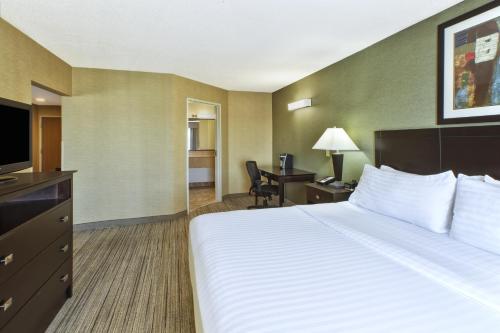 Holiday Inn Express Hotel & Suites Benton Harbor an IHG Hotel - main image