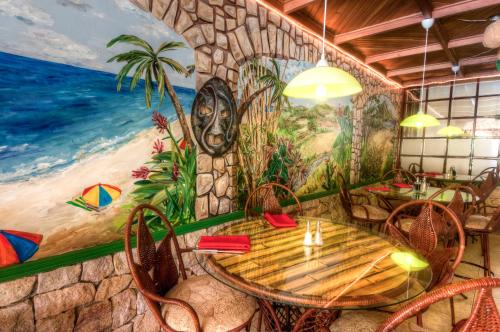 餐廳, 探險旅館 (Adventure Inn) in 埃雷迪亞