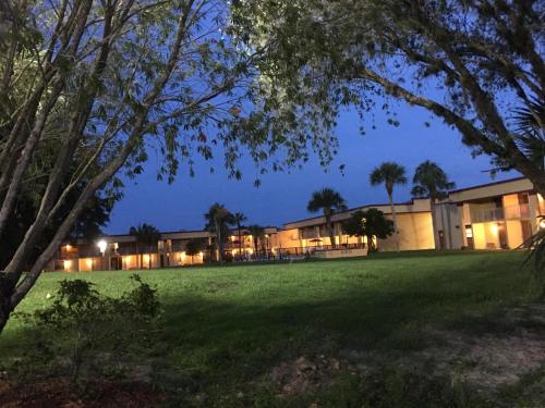 Rodeway Inn - image 12