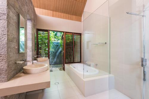 Deluxe Three-Bedroom Villa image 10