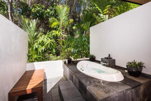 熱水浴缸, 尼拉馬亞別墅和Spa酒店 (Niramaya Villas and Spa) in 波特道格拉斯南