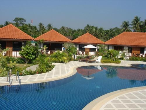 Swimming pool, Sailom Bangsaphan Resort in Bang Saphan